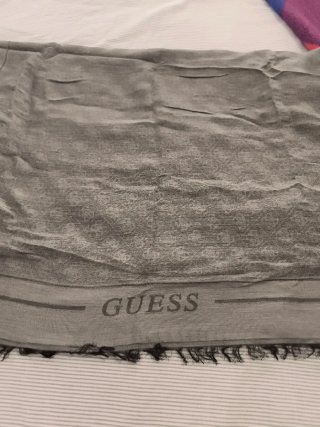 Pañuelo Guess Gris