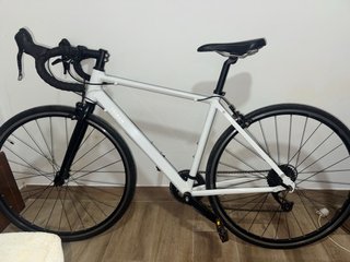 Bicicleta de carretera Triban blanca