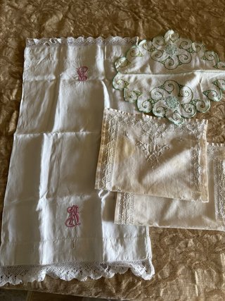 Lote de 4 piezas textiles bordadas