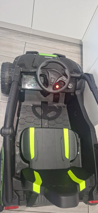 Coche eléctrico infantil negro y verde