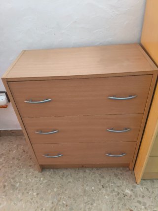 Cómoda de madera con 3 cajones