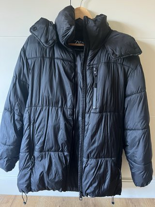 Abrigo tipo plumas acolchado Zara negro