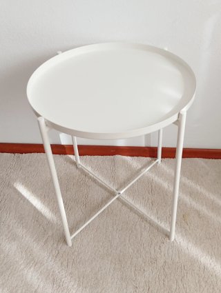 Mesa auxiliar IKEA GLADOM blanca con bandeja