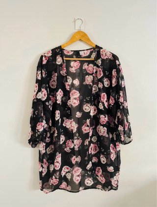Blusa semitransparente negra con flores rosas