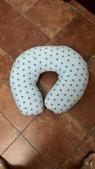 Cojín de lactancia con estampado de estrellas