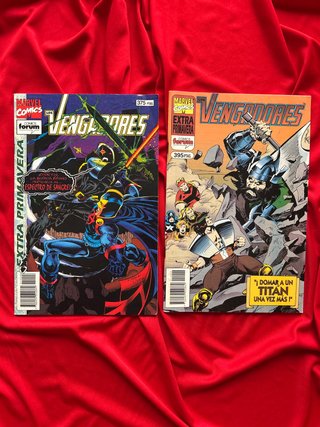 Lote de dos comics Los Vengadores extras