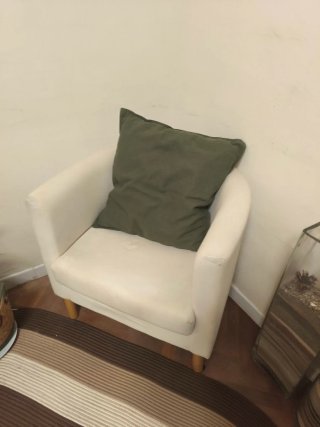 Butaca Ikea color crema.