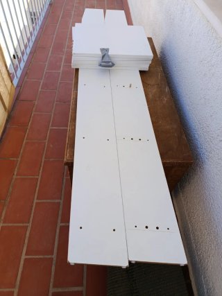 Estantería blanca desmontada En forma de escalera