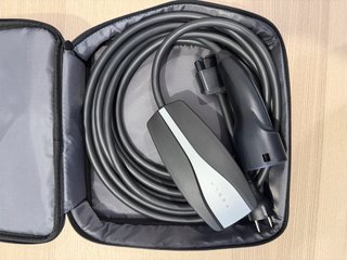 Cargador Tesla Mobile Connector con Adaptador