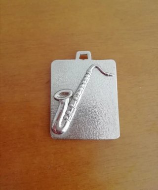 Medalla para llavero Plateado con Saxofón