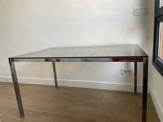 Mesa de Comedor de Vidrio y Metal