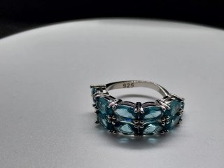 Anillo de Plata con Piedras Azules