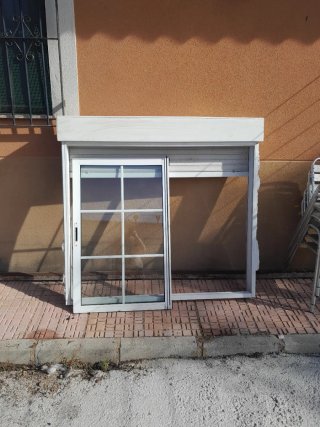 Ventana de Aluminio blanco con Persiana