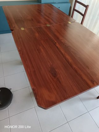 Mesa y 4 sillas de madera