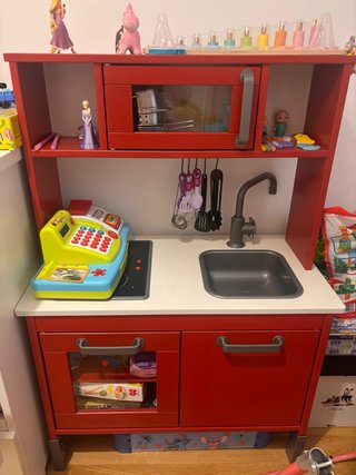 Cocinita de juguete roja