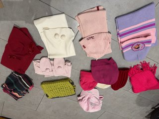 Lote de gorros y bufandas para niña