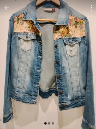 Cazadora vaquera con detalles florales