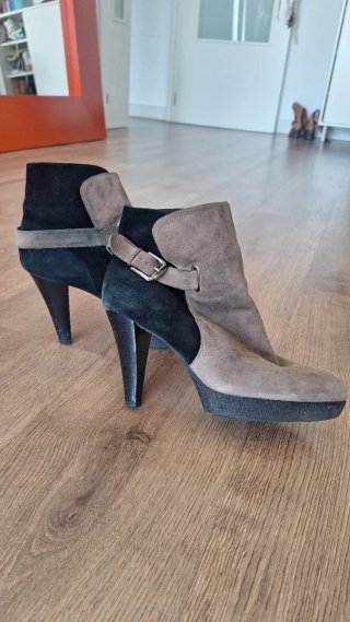Botines de tacón en ante y piel