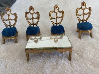 Set de Mesa y 4 Sillas para Casa de Muñecas,