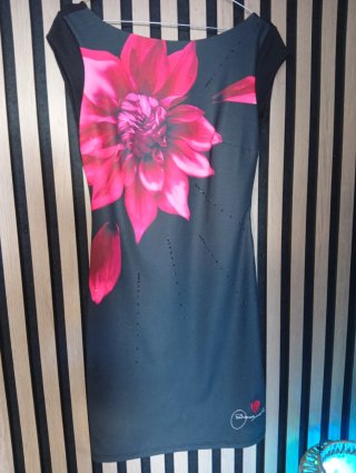 Vestido Desigual Negro con Estampado Floral