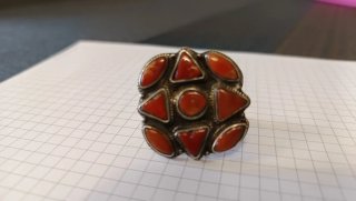 Anillo con piedras rojas