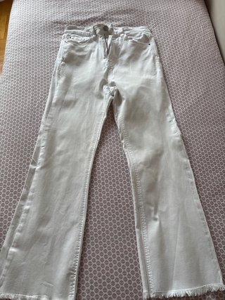 Pantalones acampanados blancos Stradivarius