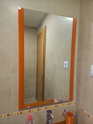 Espejo de baño con marco naranja