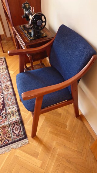 Silla de Madera y Tela Azul