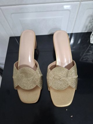 Sandalias de tacón doradas