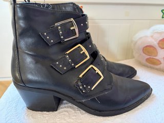 Botines Negros con Hebillas