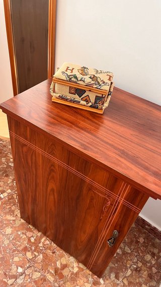 Mueble para Máquina de Coser de Madera