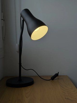 Lamparita minimalista y foco de escritorio negro