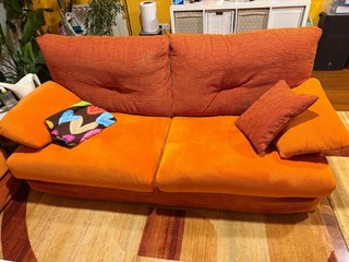 Sofá de tela naranja