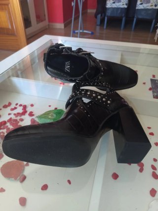 Botines negros de tacón de Zara.