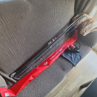Caña de Pescar Daiwa Liberty Surf y Carrete akami