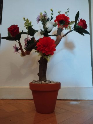 Tiesto con Flores Artificiales