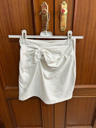 Falda blanca con detalle de nudo