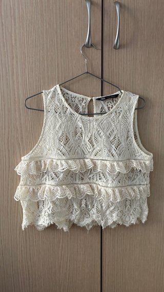 Top Zara de encaje blanco con volantes