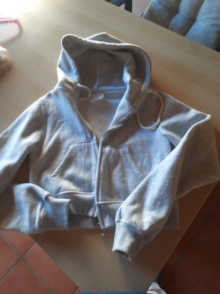 Chaqueta gris con cremallera y capucha