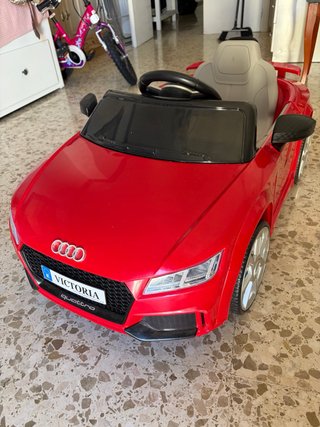 Coche eléctrico infantil Audi TT rojo, con mando.