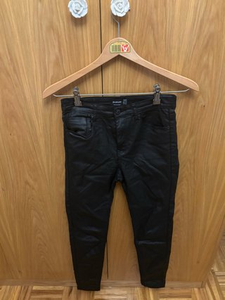 Pantalón tipo cuero Stradivarius negro