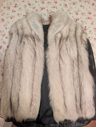 Chaquetón de piel y cuero con zorro