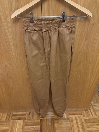 Pantalón tipo cuero marrón