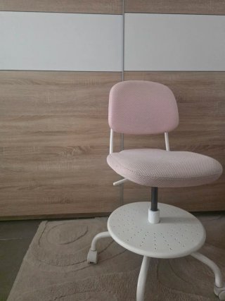Silla de escritorio rosa y blanca
