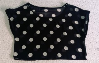Top de lunares negro y blanco