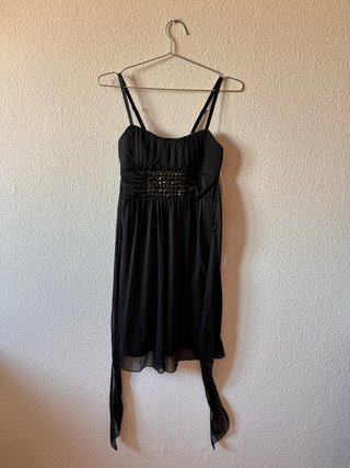 Vestido de fiesta midi negro con pedrería.