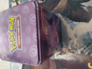 Lata Pokémon Gengar con 100 cartas