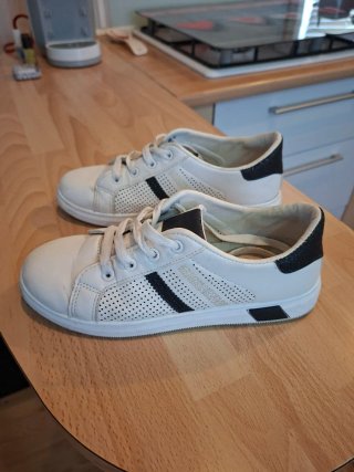 Zapatillas Deportivas Blancas y Negras