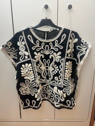 Top con bordados