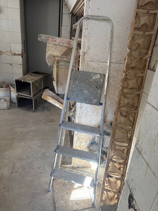 Escalera de mano metálica